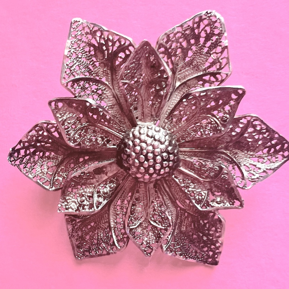 Rosas de Portugal Flower Brooch